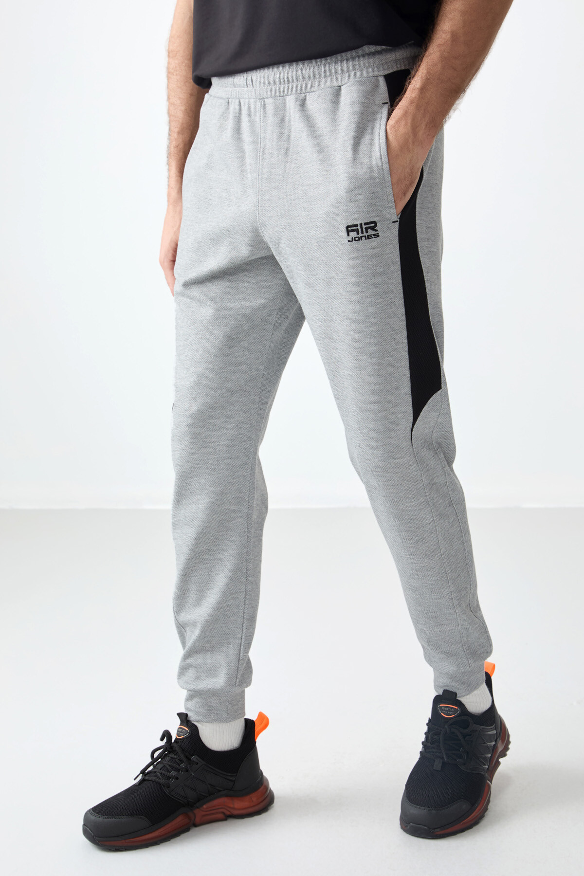 Gri Melanj Yüzeyi Dokulu Standart Fit Nakışlı Erkek Eşofman Alt - 82126 - Air Jones