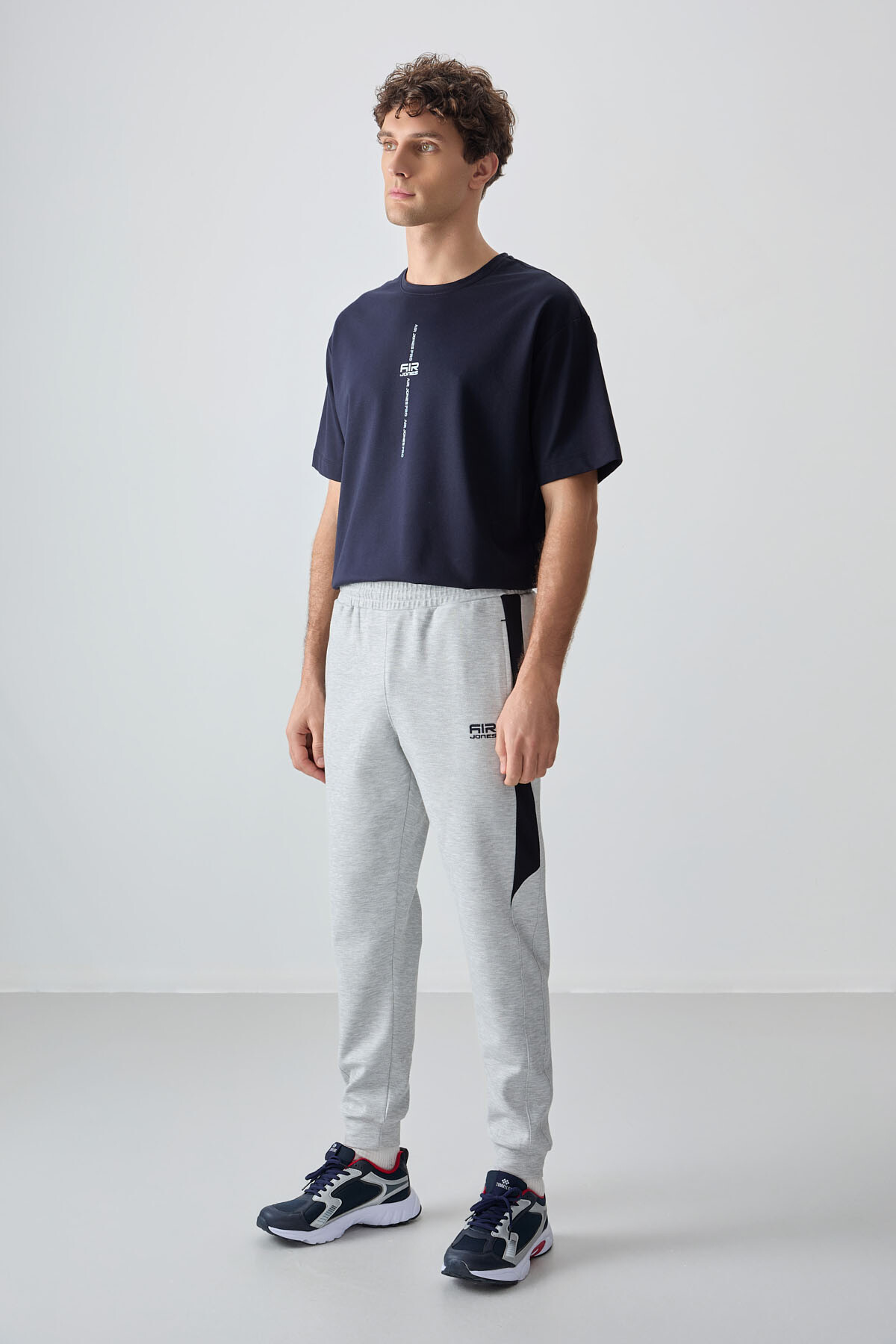 Gri Yüzeyi Dokulu Standart Fit Nakışlı Erkek Eşofman Alt - 82126 - Air Jones