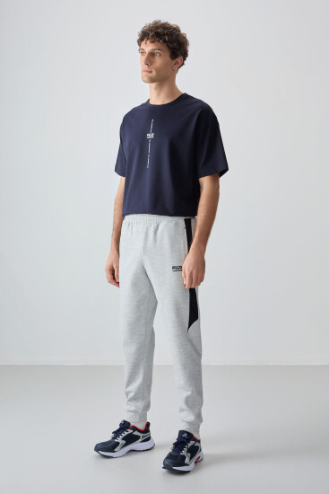 Gri Yüzeyi Dokulu Standart Fit Nakışlı Erkek Eşofman Alt - 82126 - Air Jones