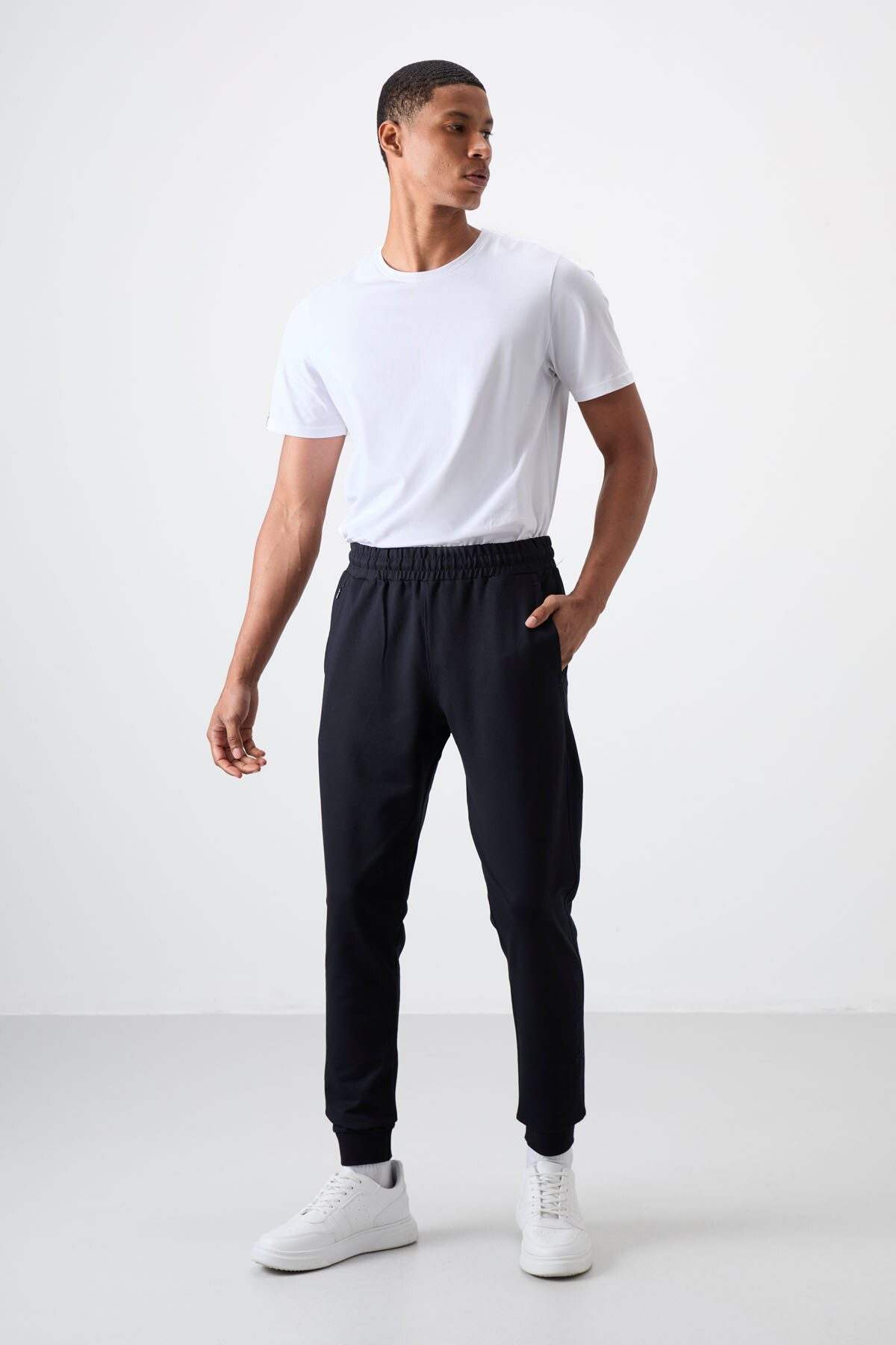 Lacivert Pamuk Yumuşak Dokulu Standart Fit Nakışlı Erkek Eşofman Alt - 82133 - TOMMYLIFE (1)