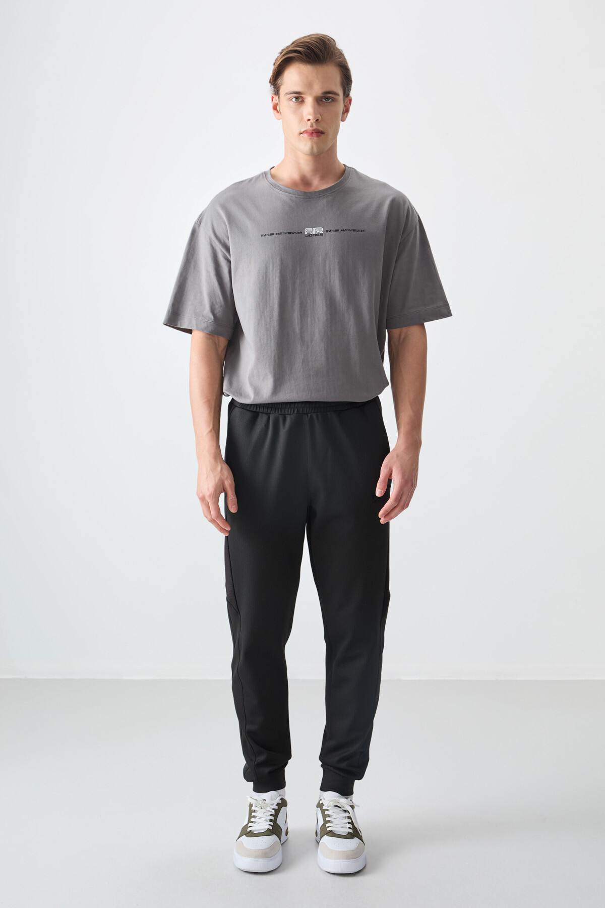 Siyah Yüzeyi Dokulu Standart Fit Nakışlı Erkek Eşofman Alt - 82126 - Air Jones