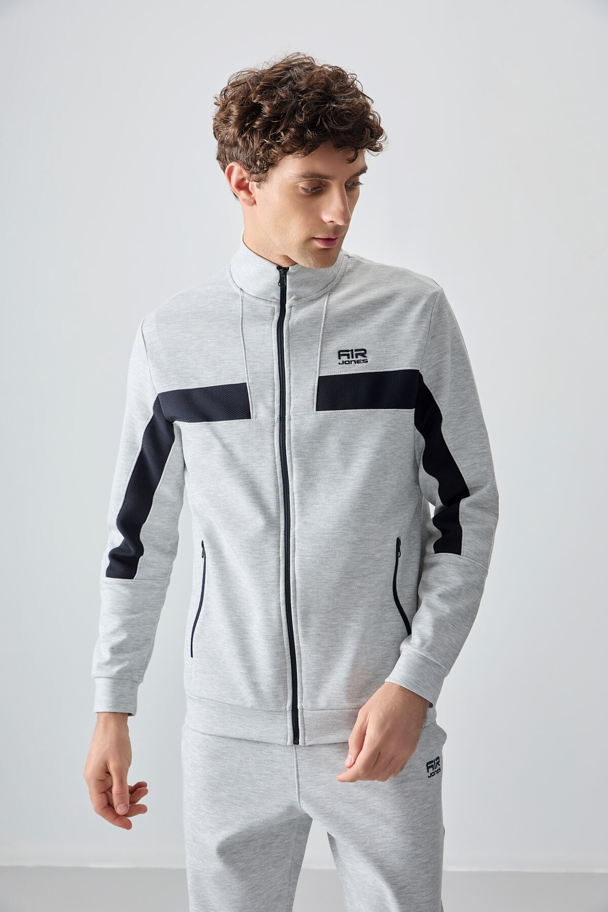 Gri Yüzeyi Dokulu Standart Fit Nakışlı Erkek Eşofman Takım - 85248 - Air Jones (1)