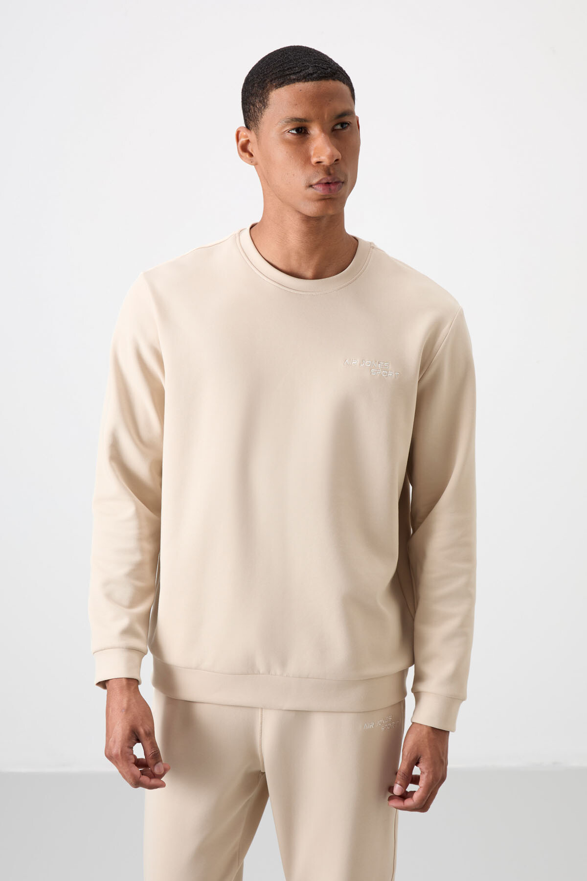 Bej Pamuklu Kalın Yumuşak Dokulu Comfort Fit Nakışlı Erkek Eşofman Takım - 85254 - Air Jones (1)