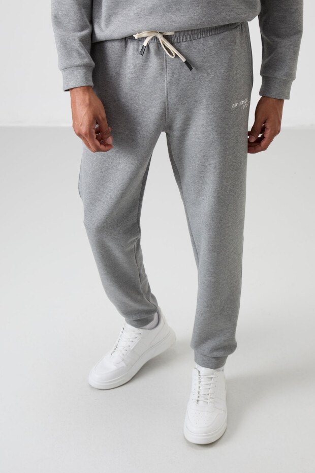 Gri Melanj Pamuklu Kalın Yumuşak Dokulu Comfort Fit Nakışlı Erkek Eşofman Takım - 85254 - 3