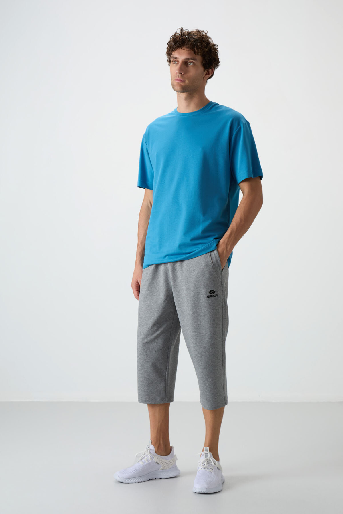 Gri Melanj Pamuklu Yumuşak Dokulu Standart Fit Nakışlı Erkek Kapri - 83102 - TOMMYLIFE