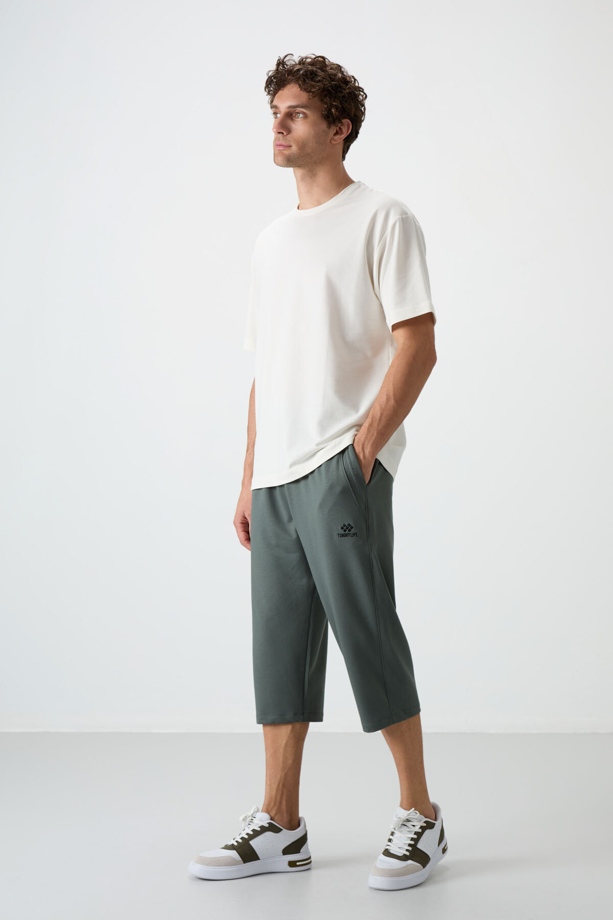 Haki Pamuklu Yumuşak Dokulu Standart Fit Nakışlı Erkek Kapri - 83102 - TOMMYLIFE