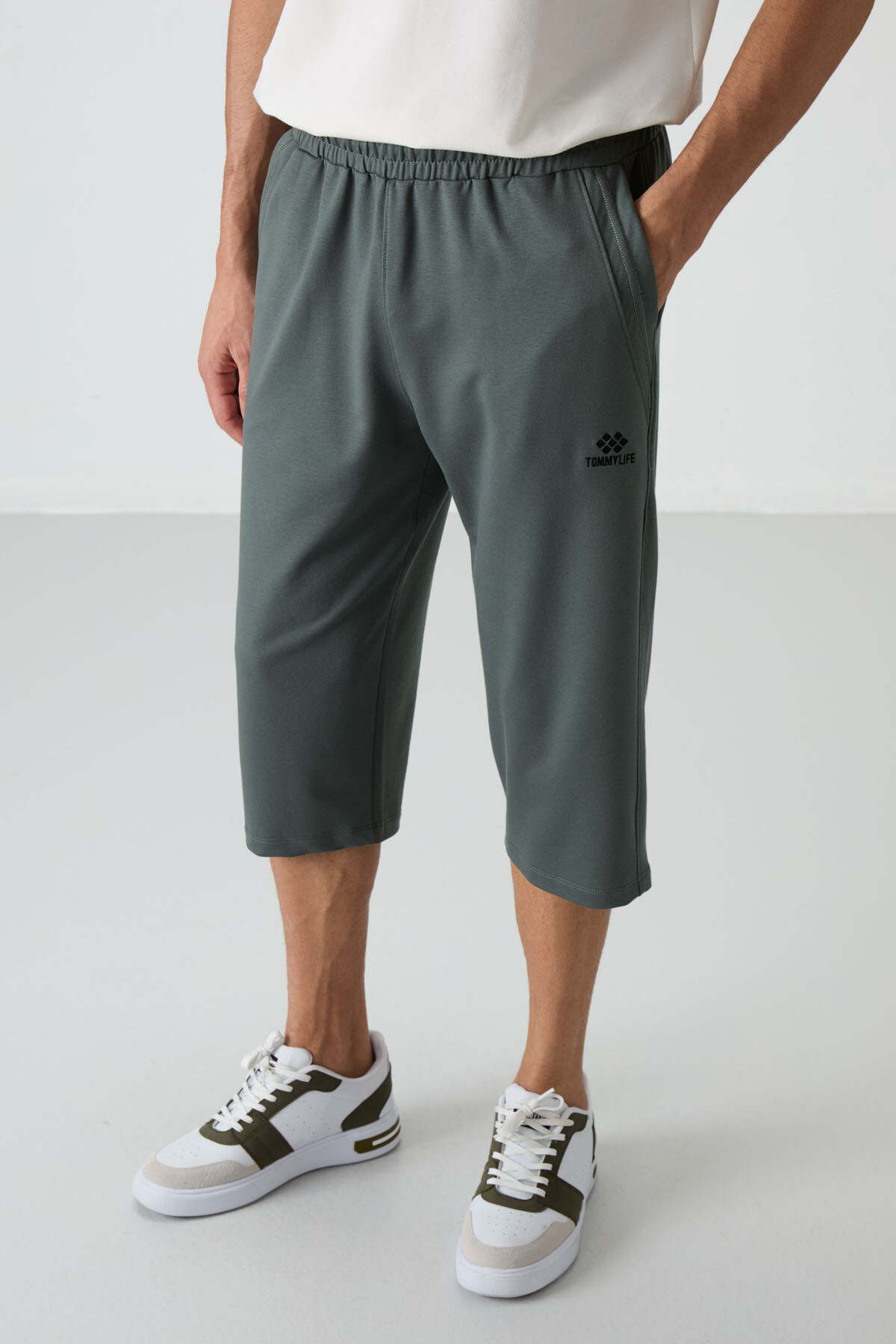 Haki Pamuklu Yumuşak Dokulu Standart Fit Nakışlı Erkek Kapri - 83102 - TOMMYLIFE (1)