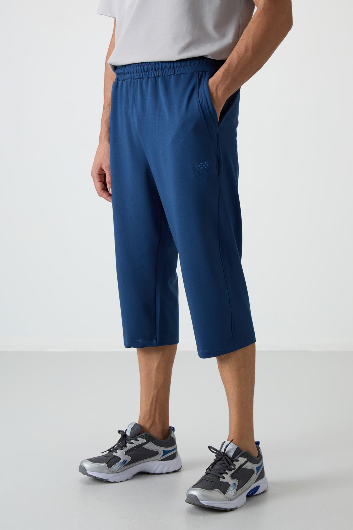 Parlament Pamuklu Yumuşak Dokulu Standart Fit Nakışlı Erkek Kapri - 83102 - TOMMYLIFE (1)