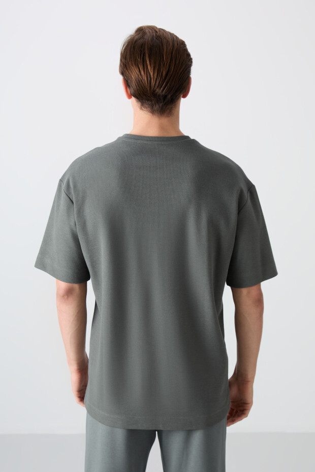 Haki Pamuklu Kalın Yüzeyi Dokulu Oversize Fit Baskılı Erkek T-Shirt - 88336 - 5