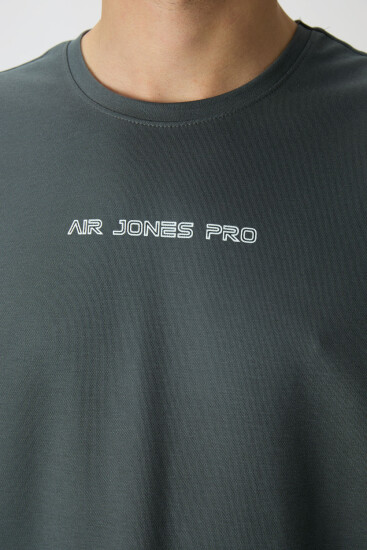 Haki Pamuklu Kalın Yüzeyi Dokulu Oversize Fit Baskılı Erkek T-Shirt - 88364 - Air Jones (1)