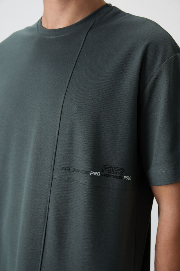 Haki Pamuklu Kalın Yüzeyi Dokulu Oversize Fit Baskılı Erkek T-Shirt - 88370 - 2