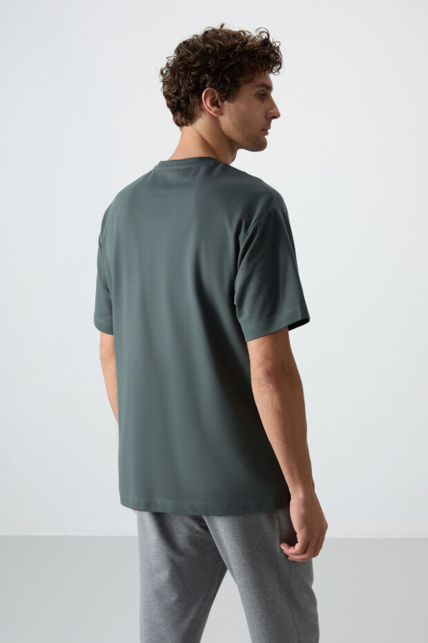 Haki Pamuklu Kalın Yüzeyi Dokulu Oversize Fit Baskılı Erkek T-Shirt - 88370 - 5