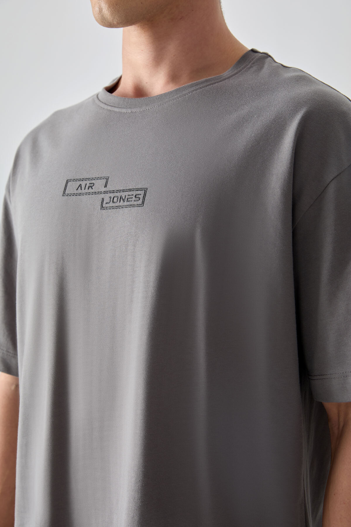 Koyu Gri %100 Pamuk Kalın Yumuşak Dokulu Oversize Fit Baskılı Erkek T-Shirt - 88361 - Air Jones (1)