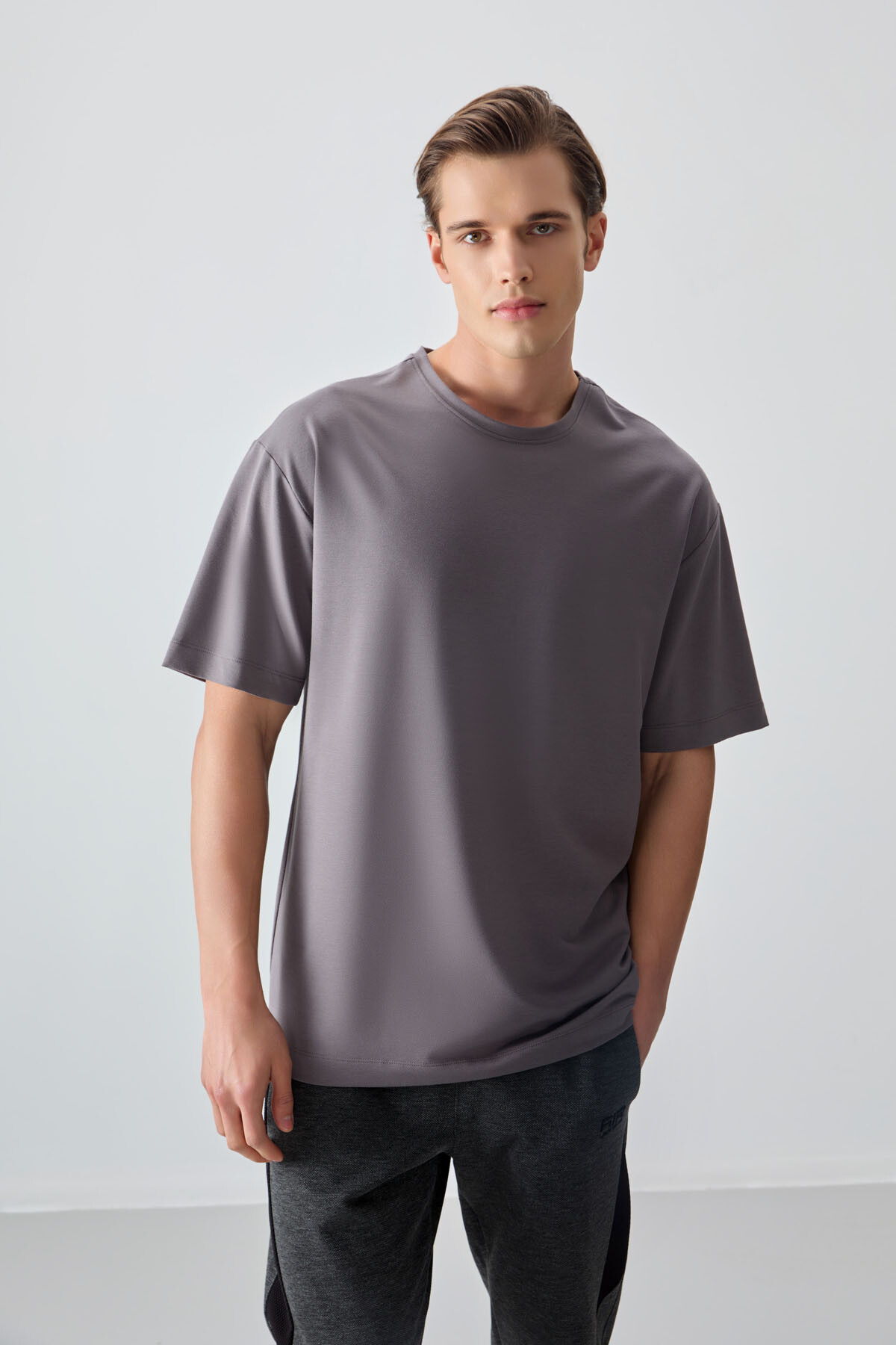 Koyu Gri Pamuklu Kalın Yumuşak Dokulu Oversize Fit Basic Erkek T-Shirt - 88377 - Air Jones (1)