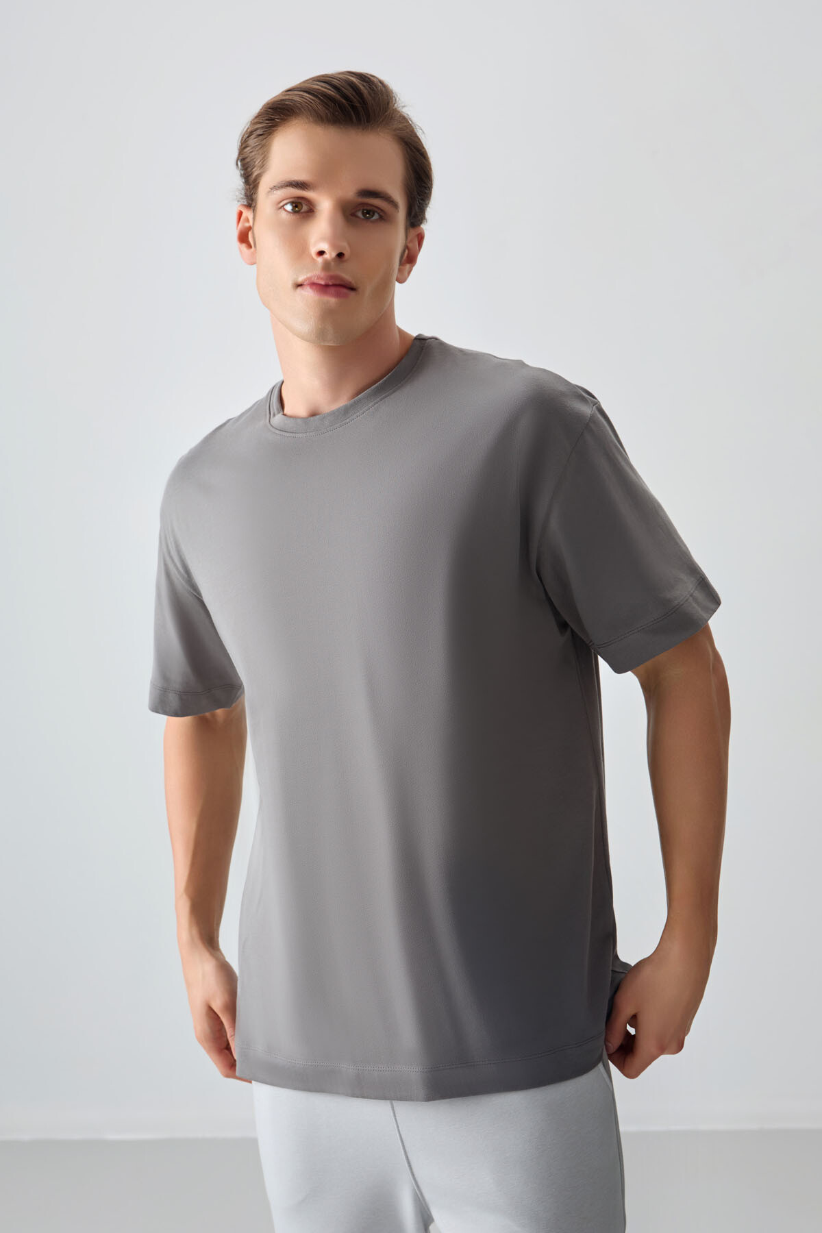 Koyu Gri %100 Pamuk Kalın Yumuşak Dokulu Oversize Fit Basic Erkek T-Shirt - 88353 - Air Jones (1)
