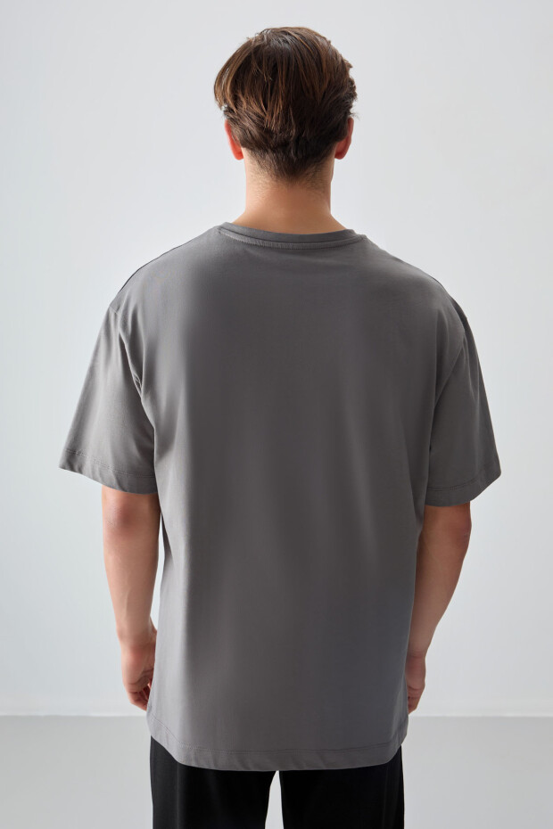 Koyu Gri %100 Pamuk Kalın Yumuşak Dokulu Oversize Fit Baskılı Erkek T-Shirt - 88357 - 5
