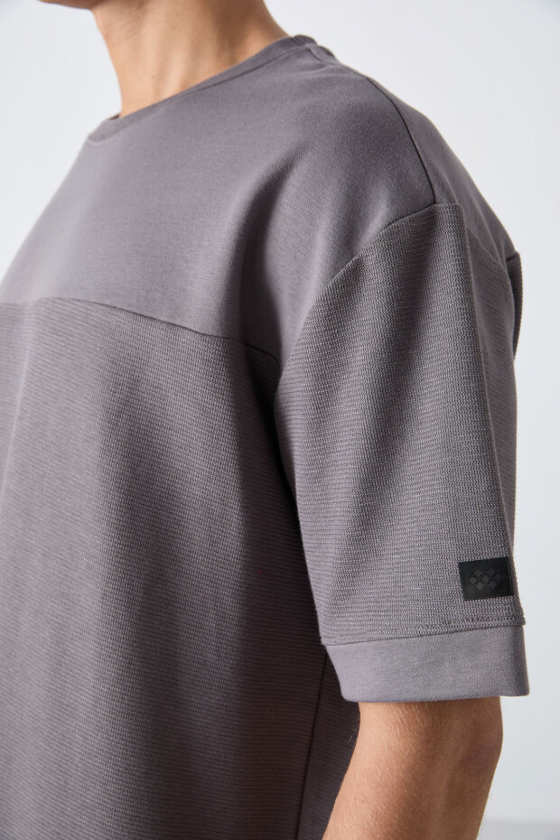 Koyu Gri Pamuklu Kalın Yüzeyi Dokulu Oversize Fit Basic Erkek T-Shirt - 88340 - 3