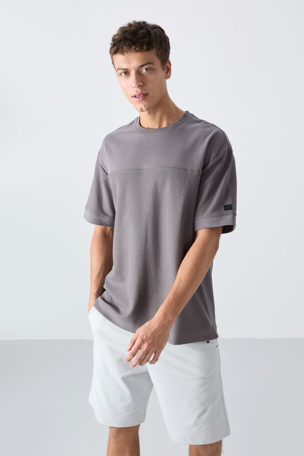 Koyu Gri Pamuklu Kalın Yüzeyi Dokulu Oversize Fit Basic Erkek T-Shirt - 88340 - 1