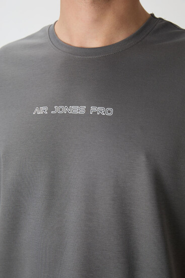 Koyu Gri Pamuklu Kalın Yüzeyi Dokulu Oversize Fit Baskılı Erkek T-Shirt - 88364 - Air Jones (1)