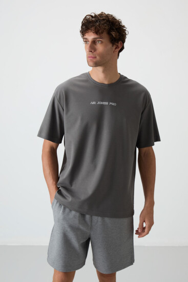 Koyu Gri Pamuklu Kalın Yüzeyi Dokulu Oversize Fit Baskılı Erkek T-Shirt - 88364 - Thumbnail