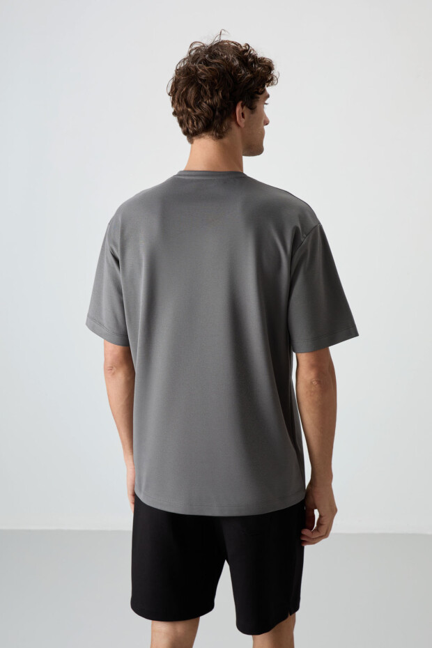 Koyu Gri Pamuklu Kalın Yüzeyi Dokulu Oversize Fit Baskılı Erkek T-Shirt - 88366 - 5