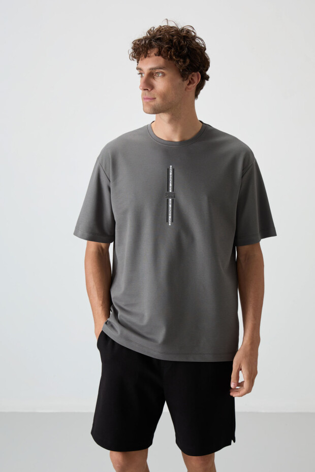 Koyu Gri Pamuklu Kalın Yüzeyi Dokulu Oversize Fit Baskılı Erkek T-Shirt - 88366 - 4