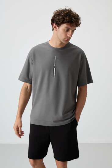 Koyu Gri Pamuklu Kalın Yüzeyi Dokulu Oversize Fit Baskılı Erkek T-Shirt - 88366 