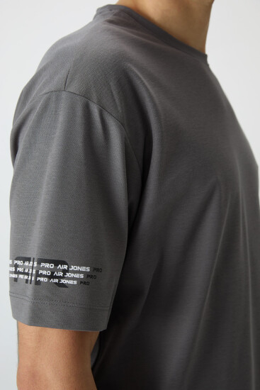Koyu Gri Pamuklu Kalın Yüzeyi Dokulu Oversize Fit Baskılı Erkek T-Shirt - 88369 - Air Jones (1)