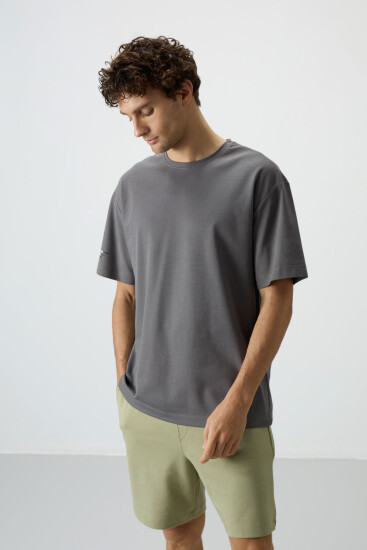 Koyu Gri Pamuklu Kalın Yüzeyi Dokulu Oversize Fit Baskılı Erkek T-Shirt - 88369 