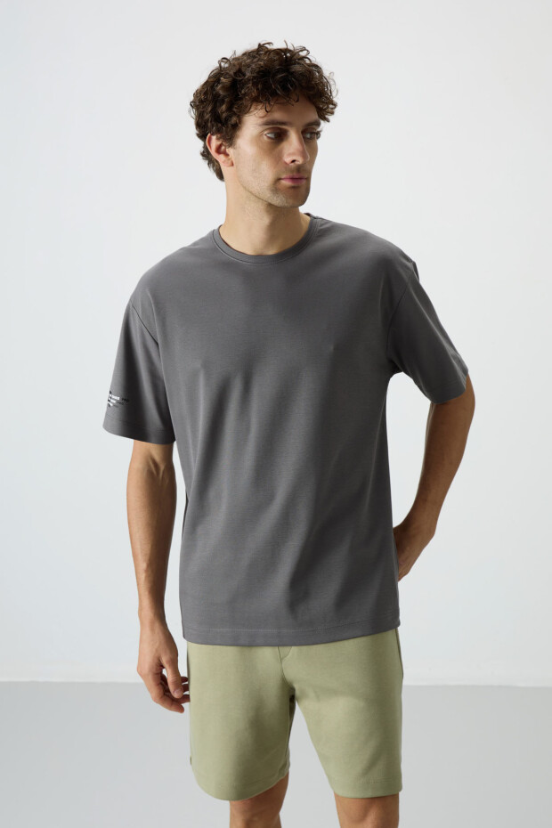 Koyu Gri Pamuklu Kalın Yüzeyi Dokulu Oversize Fit Baskılı Erkek T-Shirt - 88369 - 4