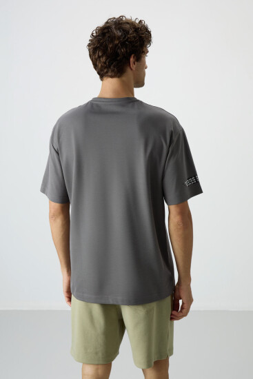 Koyu Gri Pamuklu Kalın Yüzeyi Dokulu Oversize Fit Baskılı Erkek T-Shirt - 88369 - Thumbnail
