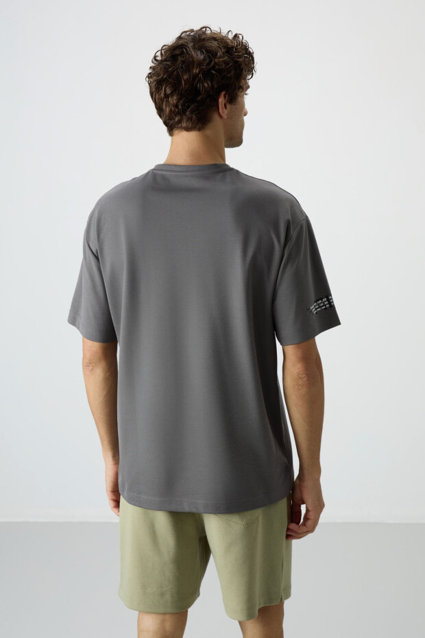 Koyu Gri Pamuklu Kalın Yüzeyi Dokulu Oversize Fit Baskılı Erkek T-Shirt - 88369