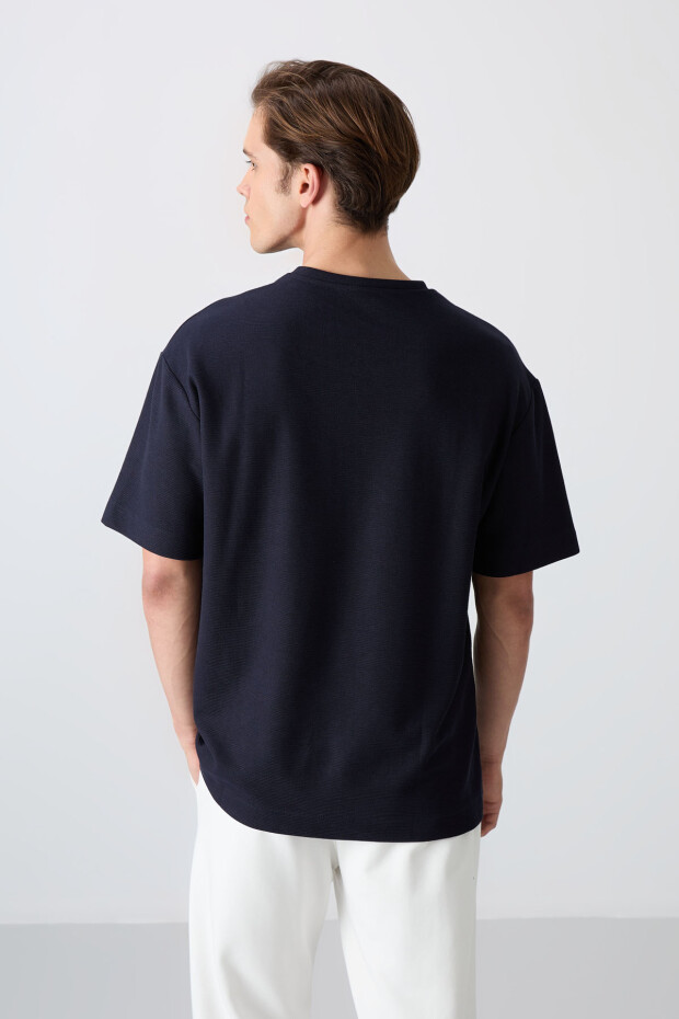 Lacivert Pamuklu Kalın Yüzeyi Dokulu Oversize Fit Baskılı Erkek T-Shirt - 88336