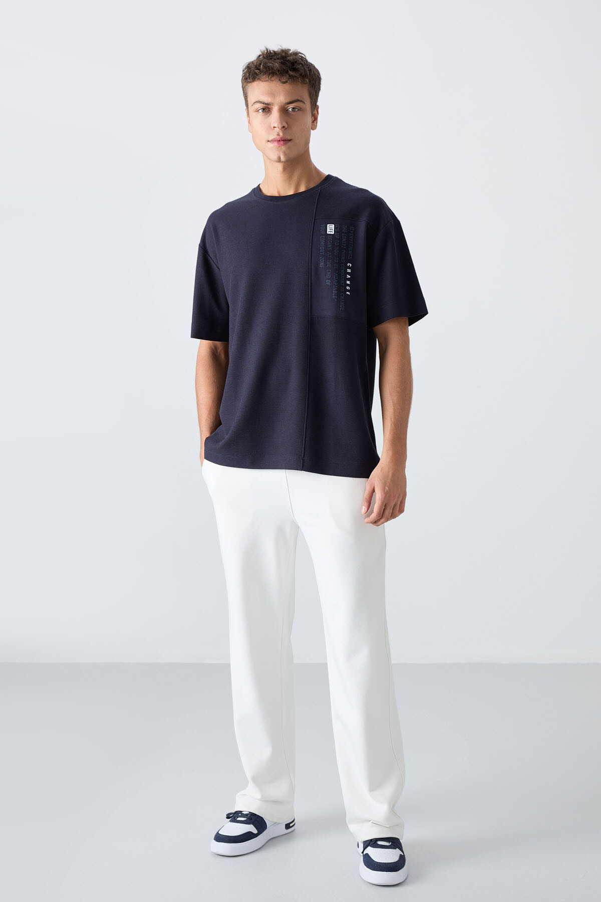 Lacivert Pamuklu Kalın Yüzeyi Dokulu Oversize Fit Baskılı Erkek T-Shirt - 88338 - TOMMYLIFE (1)