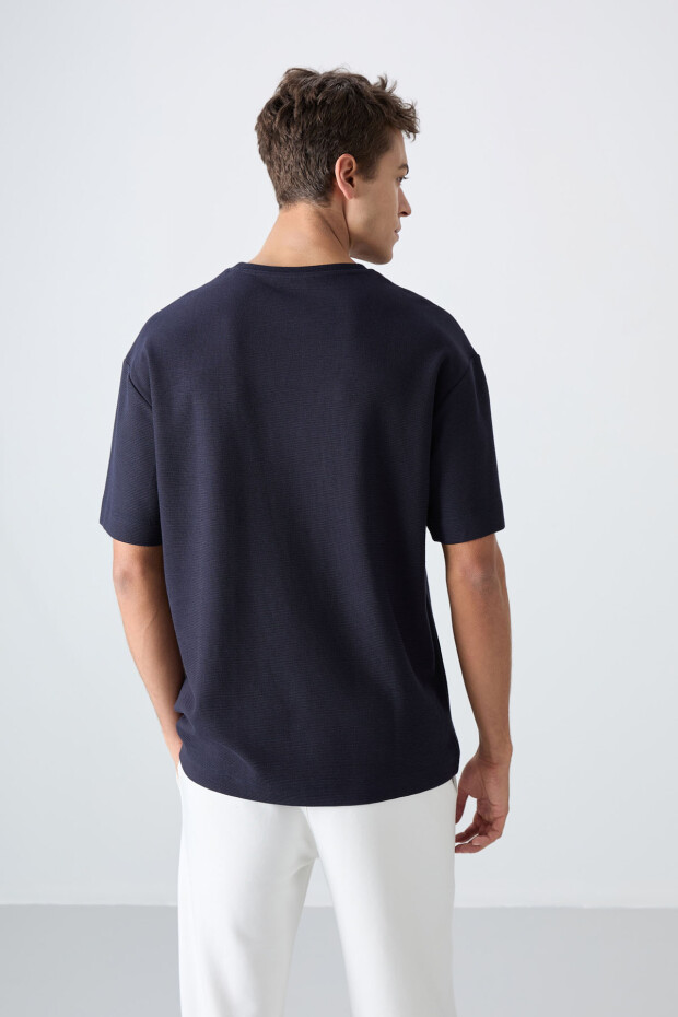 Lacivert Pamuklu Kalın Yüzeyi Dokulu Oversize Fit Baskılı Erkek T-Shirt - 88338 - 5