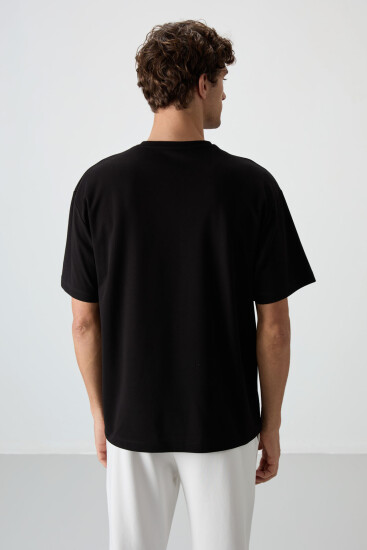 Siyah Pamuklu Kalın Yüzeyi Dokulu Oversize Fit Baskılı Erkek T-Shirt - 88366 - Thumbnail