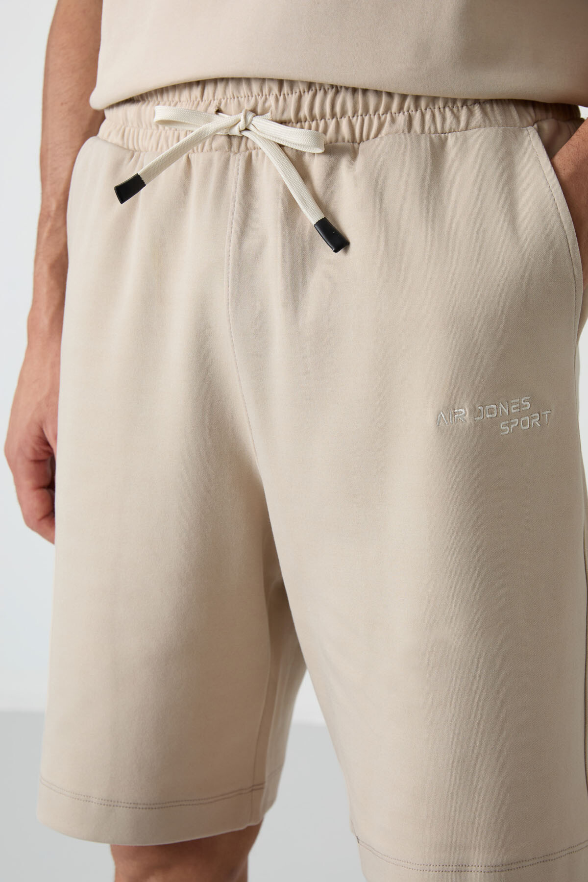 Bej Pamuklu Kalın Yumuşak Dokulu Oversize Fit Nakışlı Erkek Şort Takım - 85250 - Air Jones (1)