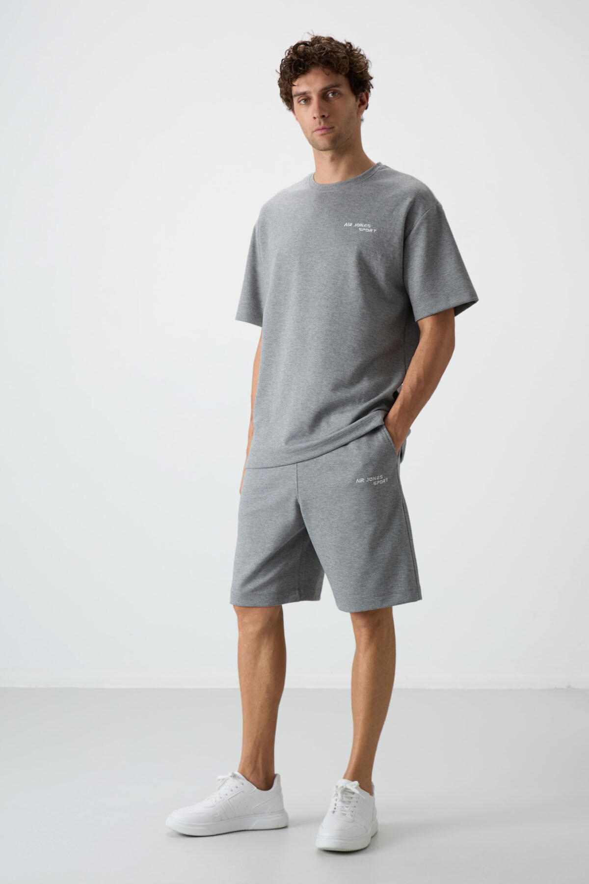 Gri Melanj Pamuklu Kalın Yumuşak Dokulu Oversize Fit Nakışlı Erkek Şort Takım - 85250 - Air Jones (1)