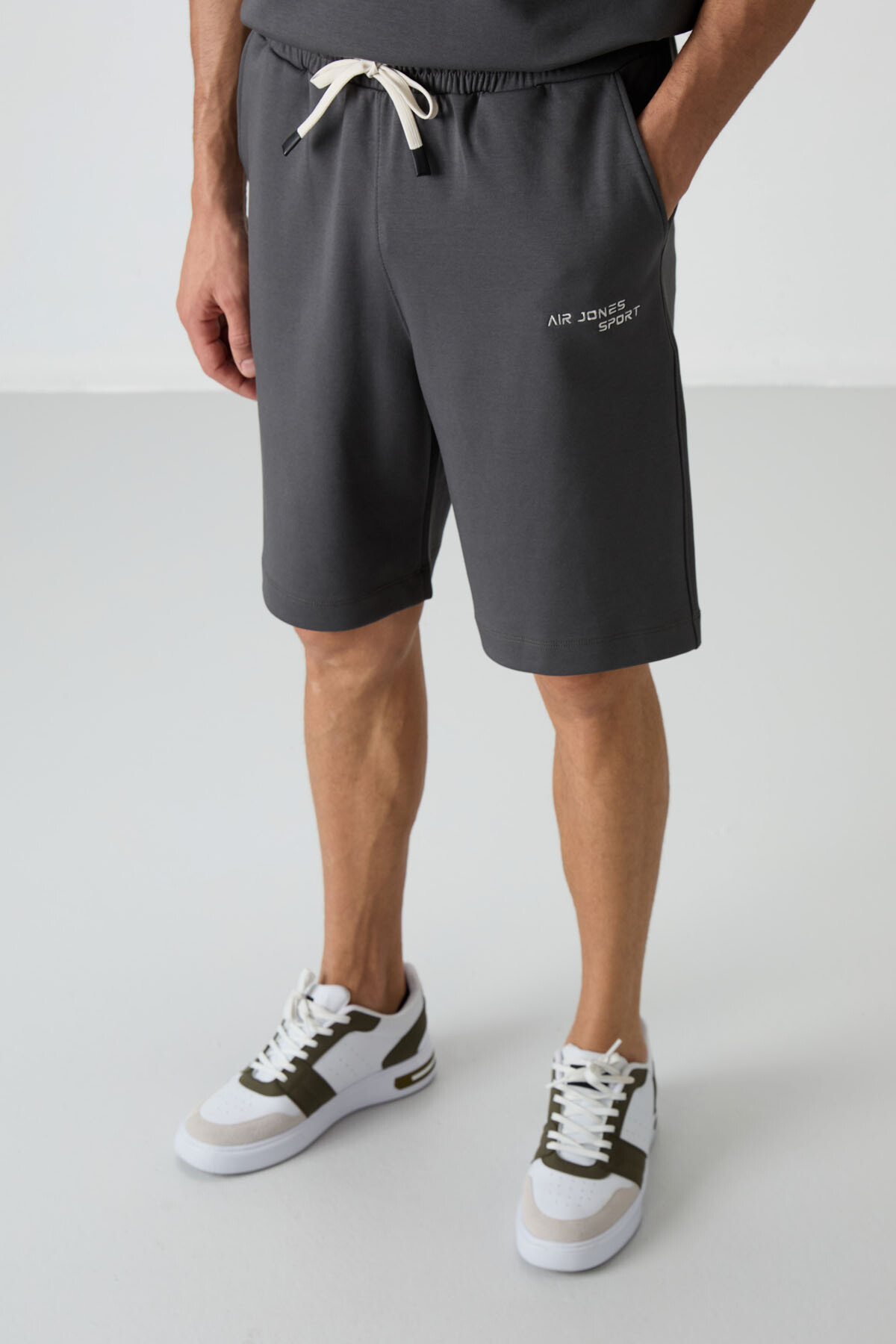 Haki Pamuklu Kalın Yumuşak Dokulu Oversize Fit Nakışlı Erkek Şort Takım - 85250 - Air Jones (1)