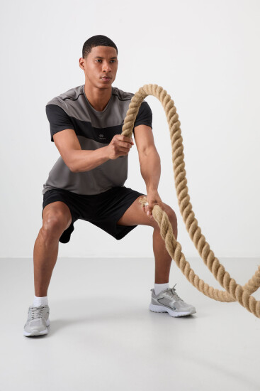 Koyu Gri Nefes Alan Dokulu İnce Esnek Standart Fit Erkek Performans T-Shirt - 88396 - TOMMYLIFE (1)