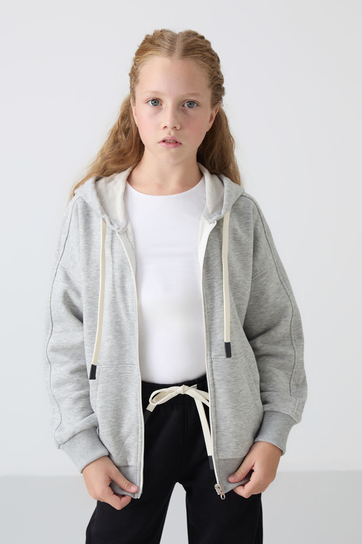 Gri Melanj Pamuklu İçi Tüylü Yumuşak Dokulu Standart Fit Nakışlı Kız Çocuk Sweatshirt - 75149 - TOMMYLIFE (1)