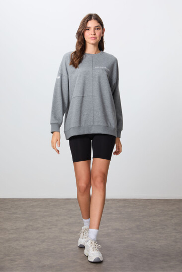 Gri Melanj Kompakt Pamuklu Kalın Pürüzsüz Dokulu O Yaka Oversize Fit Kadın Sweatshirt - 97288 
