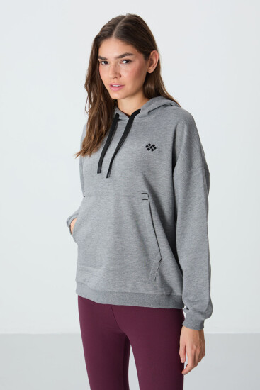 Gri Melanj Kompakt Pamuklu Kalın Pürüzsüz Dokulu Kapüşonlu Oversize Fit Kadın Sweatshirt - 97291 