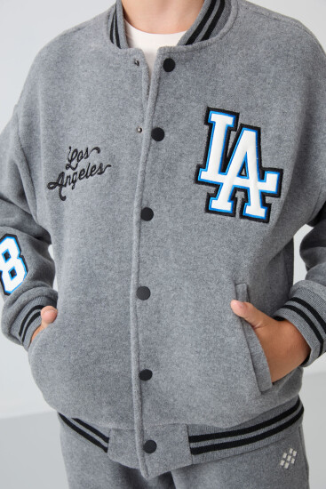 Gri Melanj Kalın Yumuşak Dokulu Standart Fit Nakışlı Polar Erkek Çocuk Kolej Ceket - 11227 - TOMMYLIFE (1)