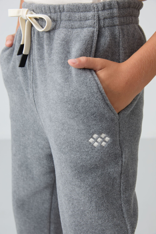 Gri Melanj Kalın Yumuşak Dokulu Standart Fit Nakışlı Polar Erkek Çocuk Eşofman Alt - 11220 - 3