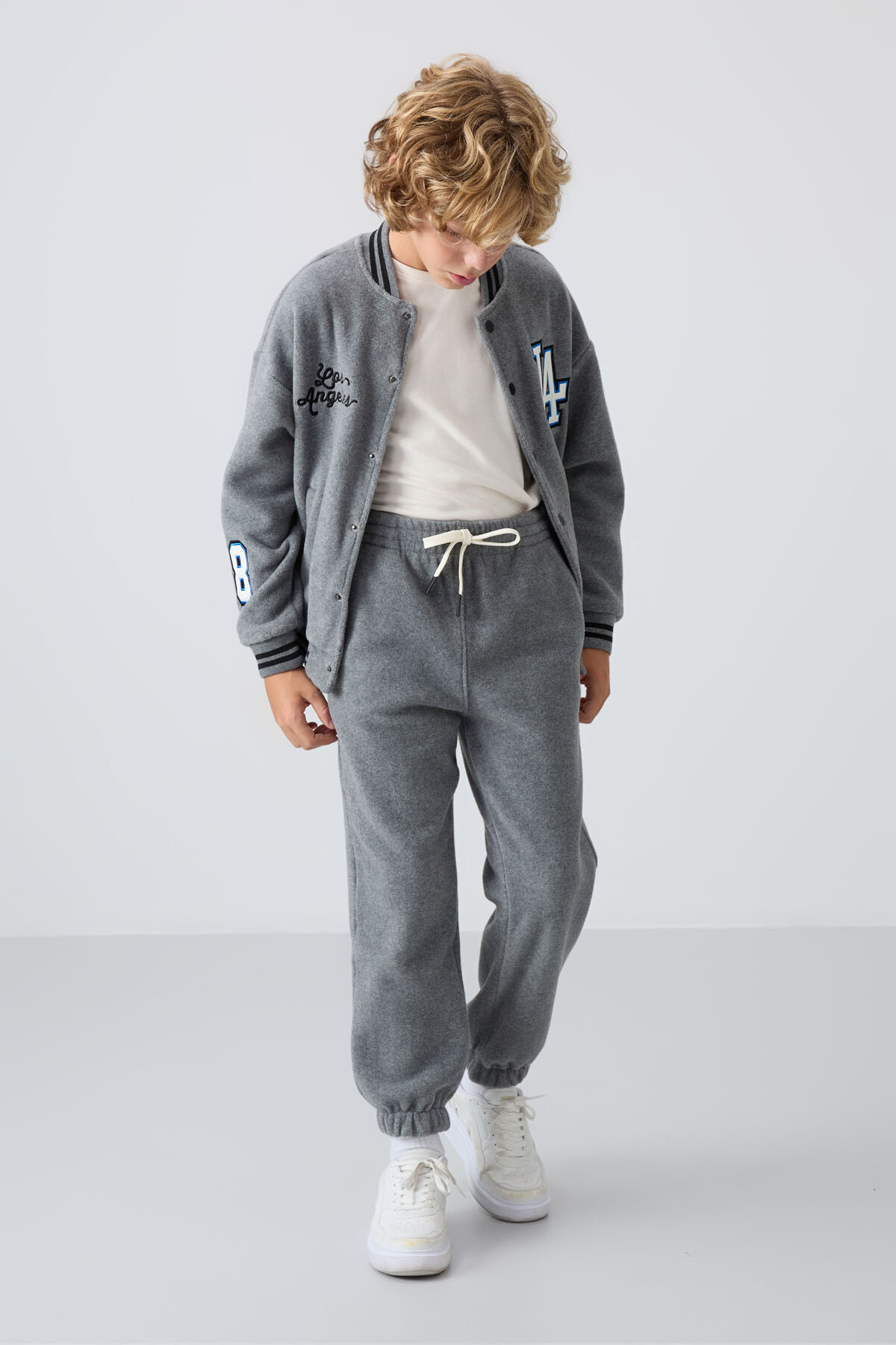 Gri Melanj Kalın Yumuşak Dokulu Standart Fit Nakışlı Polar Erkek Çocuk Eşofman Alt - 11220 - TOMMYLIFE