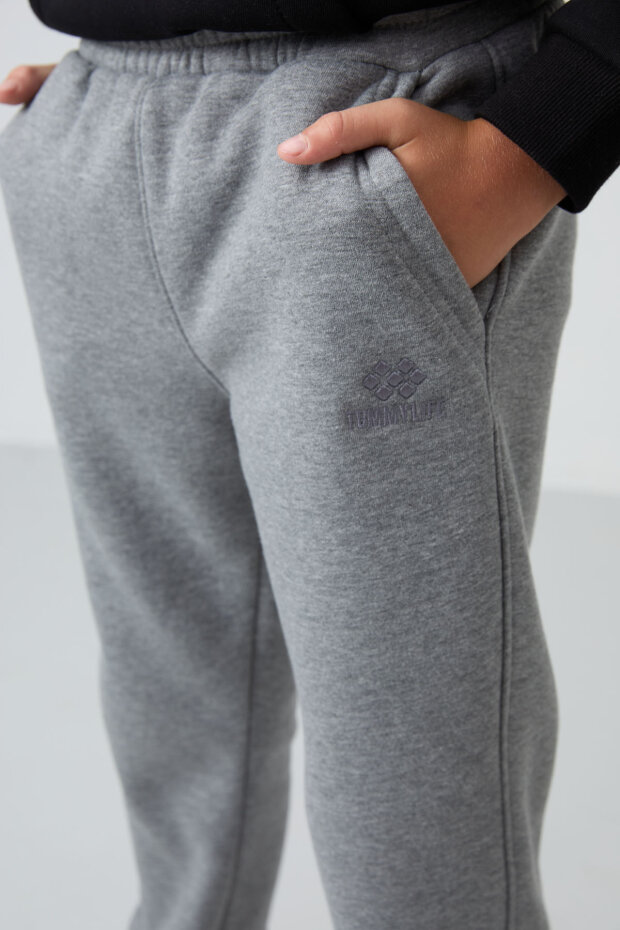 Gri Melanj Pamuklu Kalın İçi Tüylü Standart Fit Nakışlı Erkek Çocuk Eşofman Alt - 11224 - 4