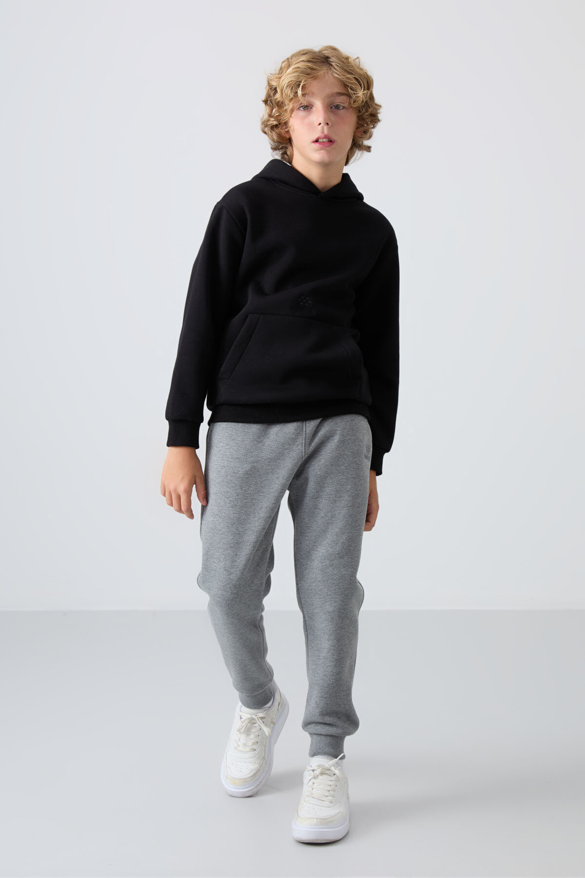 Gri Melanj Pamuklu Kalın İçi Tüylü Standart Fit Nakışlı Erkek Çocuk Eşofman Alt - 11224 - TOMMYLIFE