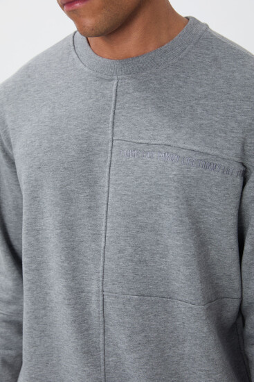 Gri Melanj Kompakt Pamuklu Kalın Pürüzsüz Dokulu O Yaka Standart Fit Erkek Sweatshirt -88405 - TOMMYLIFE (1)