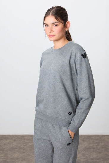 Gri Melanj Kompakt Pamuklu Kalın Pürüzsüz Dokulu O Yaka Oversize Fit Kadın Eşofman Takım - 95341 - TOMMYLIFE (1)